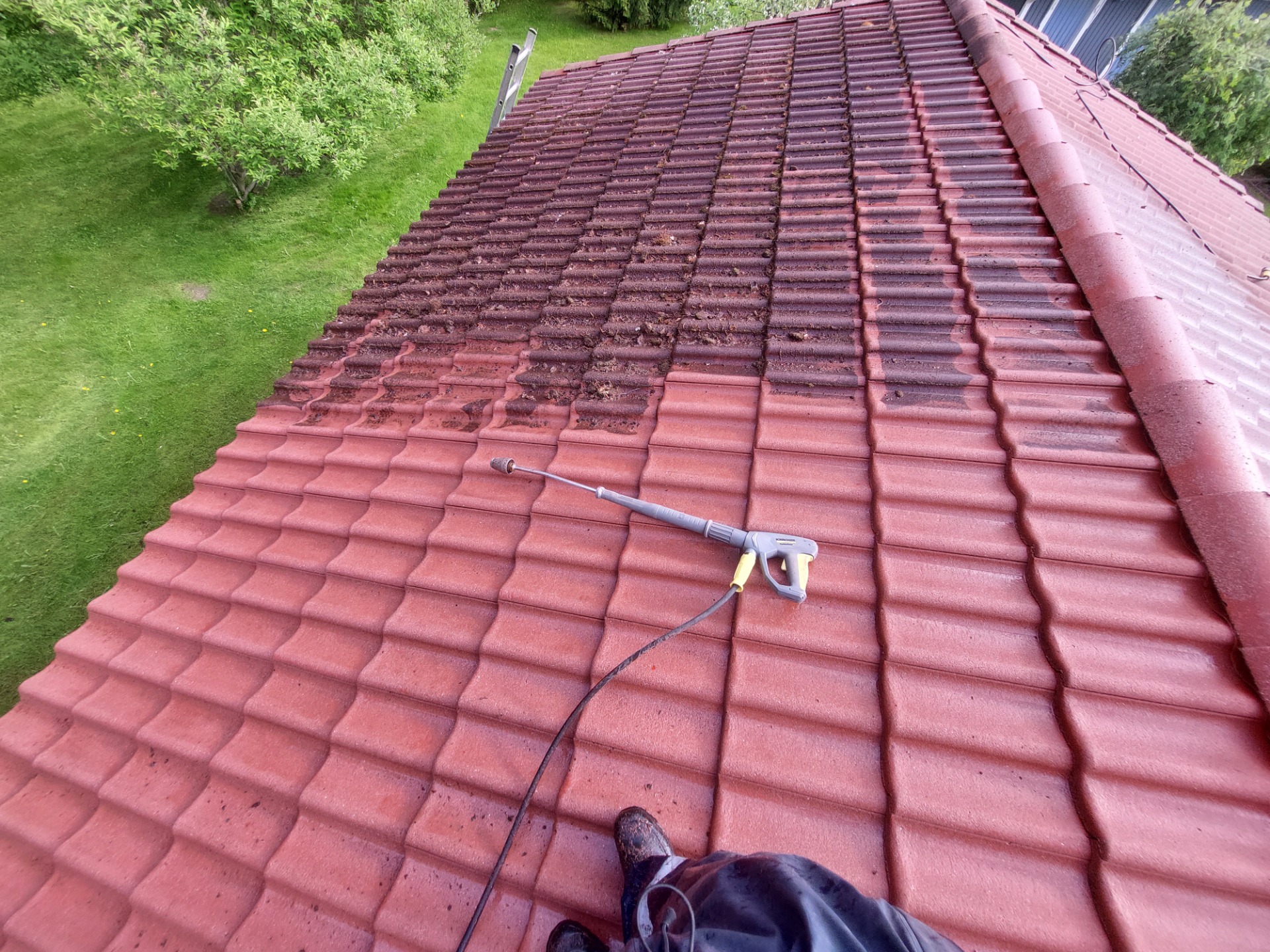 Kattojen pesu ja maalaus